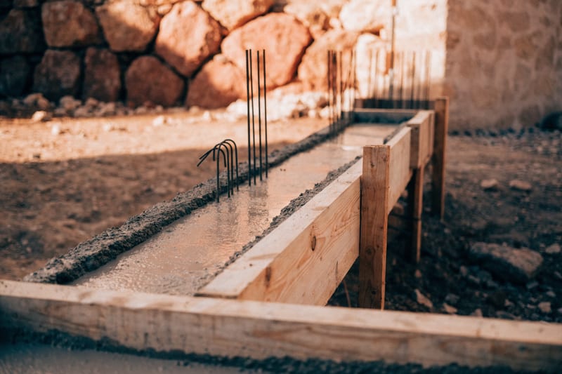 Betonbau: frisch gegossenes Fundament auf Mallorca