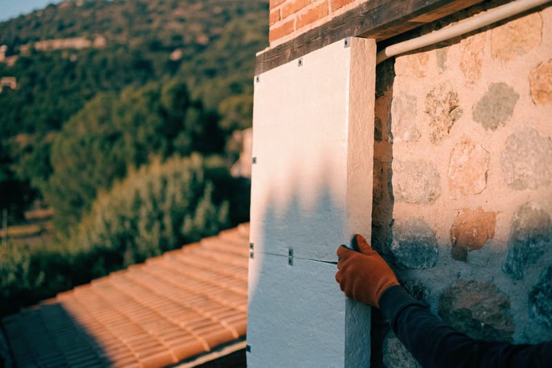 Dämmarbeiten an einer Fassade auf Mallorca