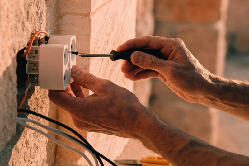 Elektriker bei der Installation von Steckdosen und Leitungen auf Mallorca