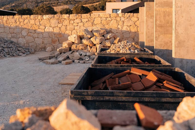 Sortierte Bauabfälle und Entsorgung auf einer Baustelle auf Mallorca