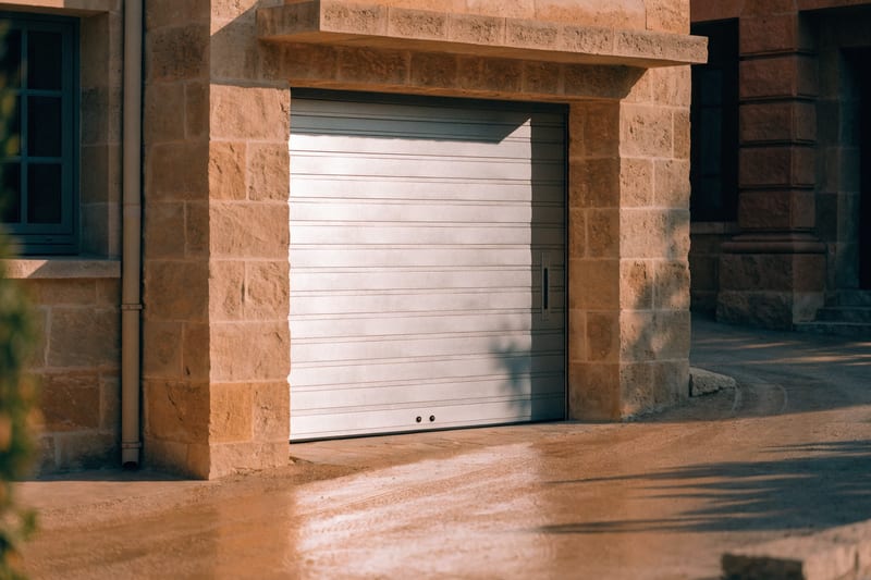 Modernes Garagentor an einer Hausfassade auf Mallorca