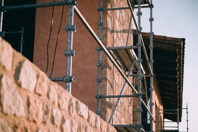 Baugerüst an einer Fassade auf Mallorca