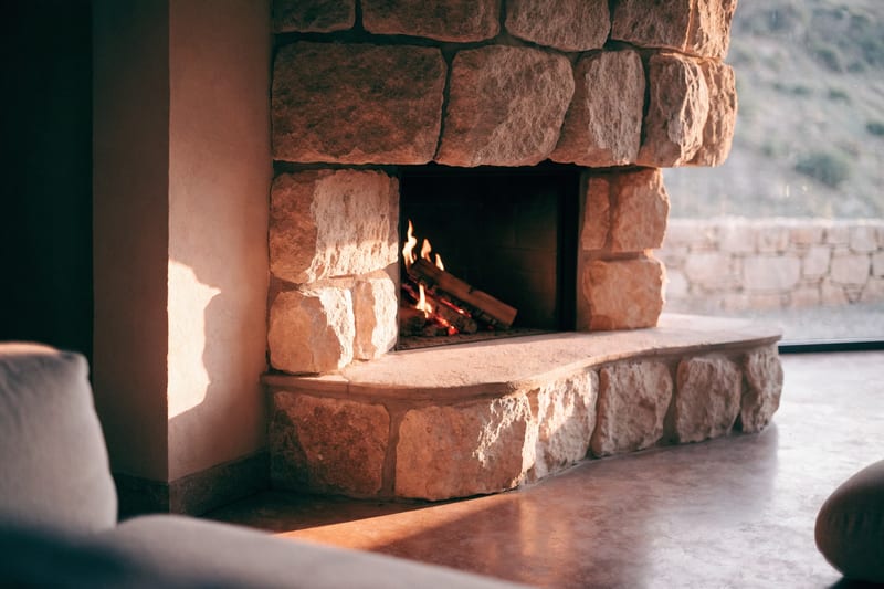 Kamin mit Natursteinverkleidung in einem Wohnraum auf Mallorca