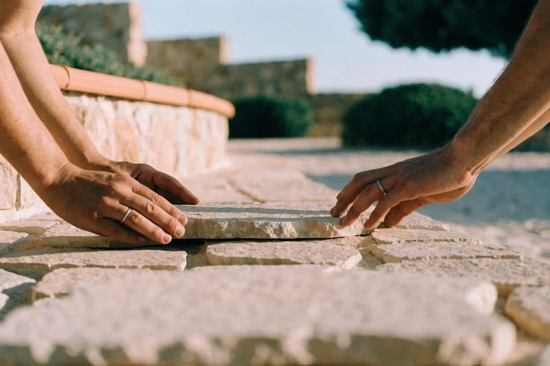 Pflasterarbeiten mit Naturstein auf einer Terrasse auf Mallorca