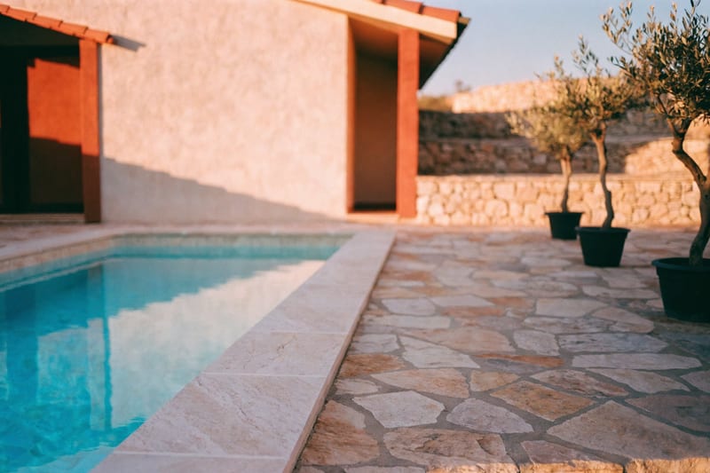 Neu gebauter Pool mit Naturstein-Terrasse an einer Villa auf Mallorca