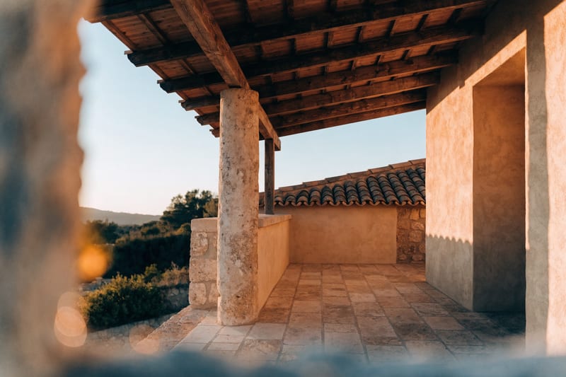 Überdachte Terrasse mit Pergola an einer Villa auf Mallorca