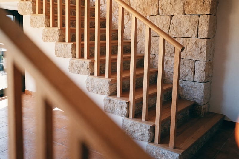 Moderne Stein-Holz-Treppe in einem Innenraum auf Mallorca
